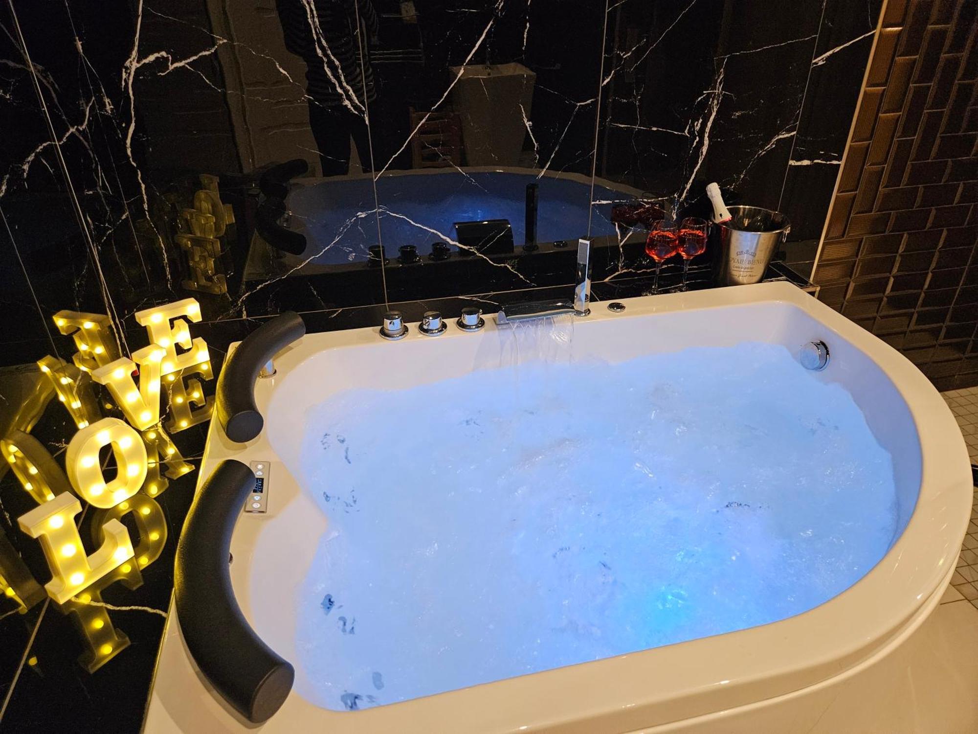 Setteabbracci Suite & Apartments バロニッシ エクステリア 写真